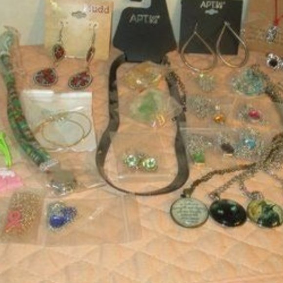 15 Jewelry plus 5? This & that 20 items you will receive A GREAT BUNDLE DEAL - Picture 12 of 16
